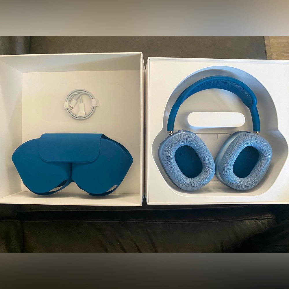 Apple AirPods Max in sky blue